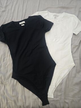 Babaton Aritzia Contour Black and White Short Sleeve Bodysuits - Size small